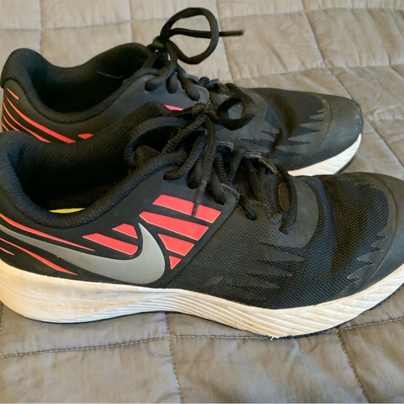Nike girls runners only worn a few times - Picture 1 of 4